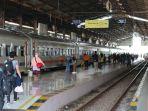 Calon-penumpang-kereta-api-di-Stasiun-kereta-api-stasiun-kereta.jpg