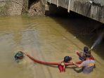Damkar-dan-TNI-Polri-Gotong-Royong-Bersihkan-Kolong-Jembatan.jpg