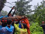 EVAKUASI-KORBAN-LONGSOR-pakisaji-jepara.jpg