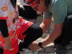 IKATKAN-TALI-SEPATU-Aksi-tak-terduga-dilakukan-Bupati-Temanggung-Agus-Gondrong.jpg