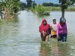 Ilustrasi-warga-di-Kudus-menerjang-banjir-yang-menggenangi-wilayah-mereka-belum-lama-ini.jpg