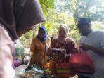Istri-Bupati-Kudus-Mawar-Anggraeni-berbelanja-jajanan-tradisional.jpg