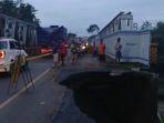 Jalan-Nasional-Longsor.jpg