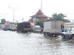 Genangan Air Banjir Menyusut, Kendaraan Kecil Sudah Bisa Lewat Ruas Jalan Raya Kaligawe Semarang