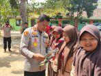 Kapolres-Blora-AKBP-Agus-Puryadi-didampingi-Wakapolres-bagikan-buku.jpg