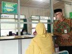 Kepala-seksi-Penyelenggaraan-Haji-dan-Umroh-PHU-Kantor-Kemenag-Demak-H-Sujati-jemaah-haji.jpg