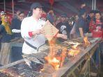 Ketua-DPR-RI-Puan-Maharani-saat-membakar-ikan-bersama-warga-Cilacap.jpg
