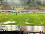 Kondisi-lapangan-Stadion-Manahan-Solo-yang-tergenang-saat-pertandingan-PSS-Sleman-vs-Persija.jpg