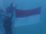 Lanal Semarang Semarakkan HUT Ke 77 RI, Kibarkan Bendera di Dasar Laut Karimunjawa