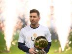 Lionel-Messi-memberikan-penghargaan-Ballon-dOr.jpg