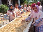 Mak-Ganjar-menggelar-pelatihan-membuat-kerupuk-gandum-jepara.jpg