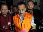 Mantan-Wali-Kota-Blitar-M-Samanhudi-Anwar-saat-menjalani-proses-penyidikan-di-KPK.jpg