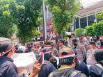 Massa-Aliansi-Masyarakat-Sipil-Jateng-aksi-tuntut-ketua-kpu-mundur.jpg