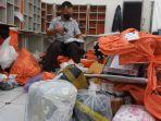 Pegawai-Kantor-Pos-Kudus-tengah-menyortir-paket-yang-diterima-Rabu-2042022.jpg