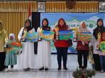Pemenang-lomba-gebyar-PAI-se-Kecamatan-Ungaran-Barat-berpose-dengan-piala.jpg