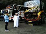 Pemilik-PO-Haryanto-Haryanto-mengawasi-pegawainya-bus-haryanto.jpg