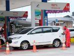 Petugas-SPBU-tengah-mengisi-bahan-bakar-ke-mobil.jpg
