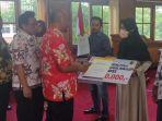 Pj-Bupati-Pati-Henggar-Budi-Anggoro-secara-simbolis-serahkan-blt-dana-bagi-hasil-cukai.jpg