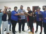 Plt-Ketua-Umum-Persipa-Pati-Joni-Kurnianto-memberi-bonus-uang-sebesar-Rp50-juta.jpg