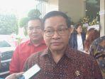 Politikus-senior-PDIP-Pramono-Anung-memberi.jpg