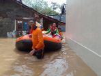 Relawan-BPBD-Kudus-evakuasi-korban-banjir-di-Kudus.jpg