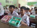 Sejumlah-pelajar-di-Kabupaten-Kudus-mengikuti-uji-coba-program-makan-bergizi-gratis.jpg