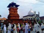 Suasana-di-sekitar-Menara-Kudus-yang-ramai-oleh-para-peziarah-Makam-Sunan-Kudus.jpg
