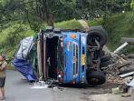 Truk-Terguling-Tabrak-Warung.jpg