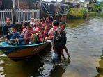 banjir-karangrowo-banjir-kudus-sekolah-naik-perahu.jpg
