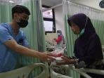 buka-puasa-gratis-untuk-penunggu-pasien-di-rsud-dr-Loekmono-Hadi-Kudus.jpg