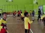coaching-clinic-untuk-anak-SD-oleh-PBSI-Kudus-di-aula-Balai-Desa-Jati-Wetan.jpg