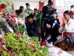 doa-bersama-ibu-korban-tragedi-kanjuruhan-di-stadion.jpg