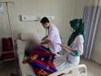 dokter-memeriksa-korban-keracunan-massal-di-pati.jpg