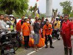 Temuan Mayat Pria Bersujud di Banjir Kanal Barat Semarang, Relawan Tutupi Aluminium Foil