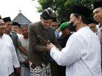ganjar-terima-tongkat-mbah-munif-di-ponpes-giri-kusumo.jpg