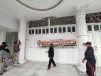 korban-investasi-bodong-menggeruduk-rumah-mewah-milik-Dewa-Aldo-Serena.jpg