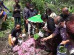 makam-sipon-istri-wiji-thukul.jpg