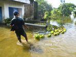 nur-sahid-tarik-tabung-gas-elpiji-lewati-banjir-kudus.jpg