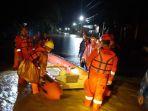 personel-bpbd-evakuasi-warga-kebanjiran-banjir-kebumen.jpg
