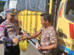 polisi-bagikan-nasi-bungkus-dan-kopi-pantura-pati-rembang-macet-total.jpg