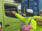 polwan-bagikan-nasi-bungkus-untuk-sopir-pantura-pati-rembang-macet-total.jpg