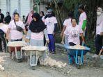 Srikandi Ganjar Beri Bantuan Pasir Uruk Lubang Jalan di Pati