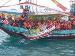 tradisi-syawalan-pesta-lomba-nelayan-jepara-larung-kepala-kerbau.jpg