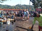 warga-kumpulkan-tumpahan-minyak-mentah-tumpah-di-nusakambangan.jpg