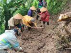 warga-membersihkan-material-longsor-yang-menutup-akses-jalan-di-menawan-kudus.jpg
