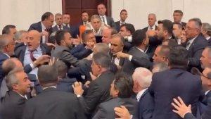 Baku-Hantam-di-Parlemen-Turkiye.jpg
