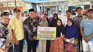 Pemerintah-Kabupaten-Simeulue-menyerahkan-bantuan-tunai-dari-Baitul-Mal-Provinsi-Aceh.jpg
