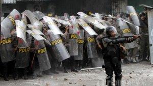 Warga-Kampung-Pulo-Jakarta-Timur-bentrok-dengan-Satpol-PP-dan-Polisi-di-Jalan-Jatinegara-Barat.jpg