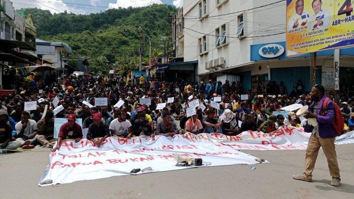 Aliansi-Mahasiswa-se-Jayapura-saat-menggelar-Aksi-demontrasi-Tolak-program-transmigrasi.jpg