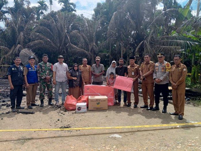 Dinsos-Aceh-Timur-salurkan-bantuan-masa-panik-kepada-korban-kebakaran-Di-Paya-Demam-Sa.jpg